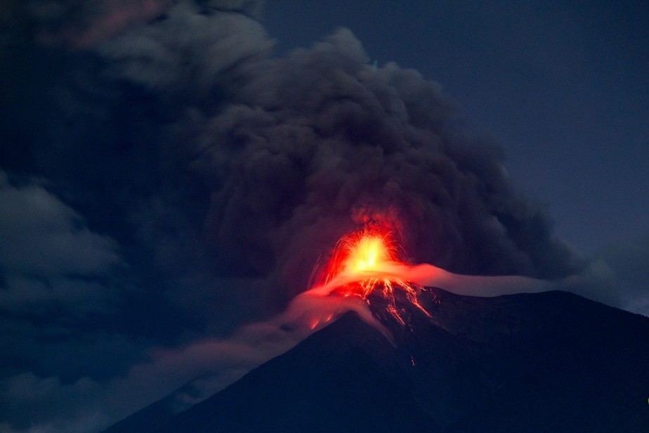 Catastrophe naturelle au Guatemala : le volcan de Fuego plonge trois départements dans l’alerte rouge