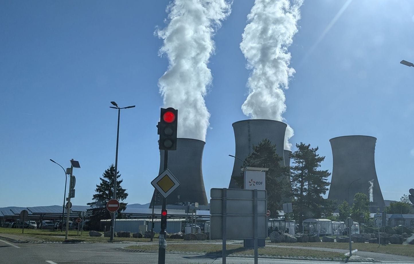 La canicule paralyse la France : réacteurs nucléaires à l’arrêt, 37 départements en alerte rouge