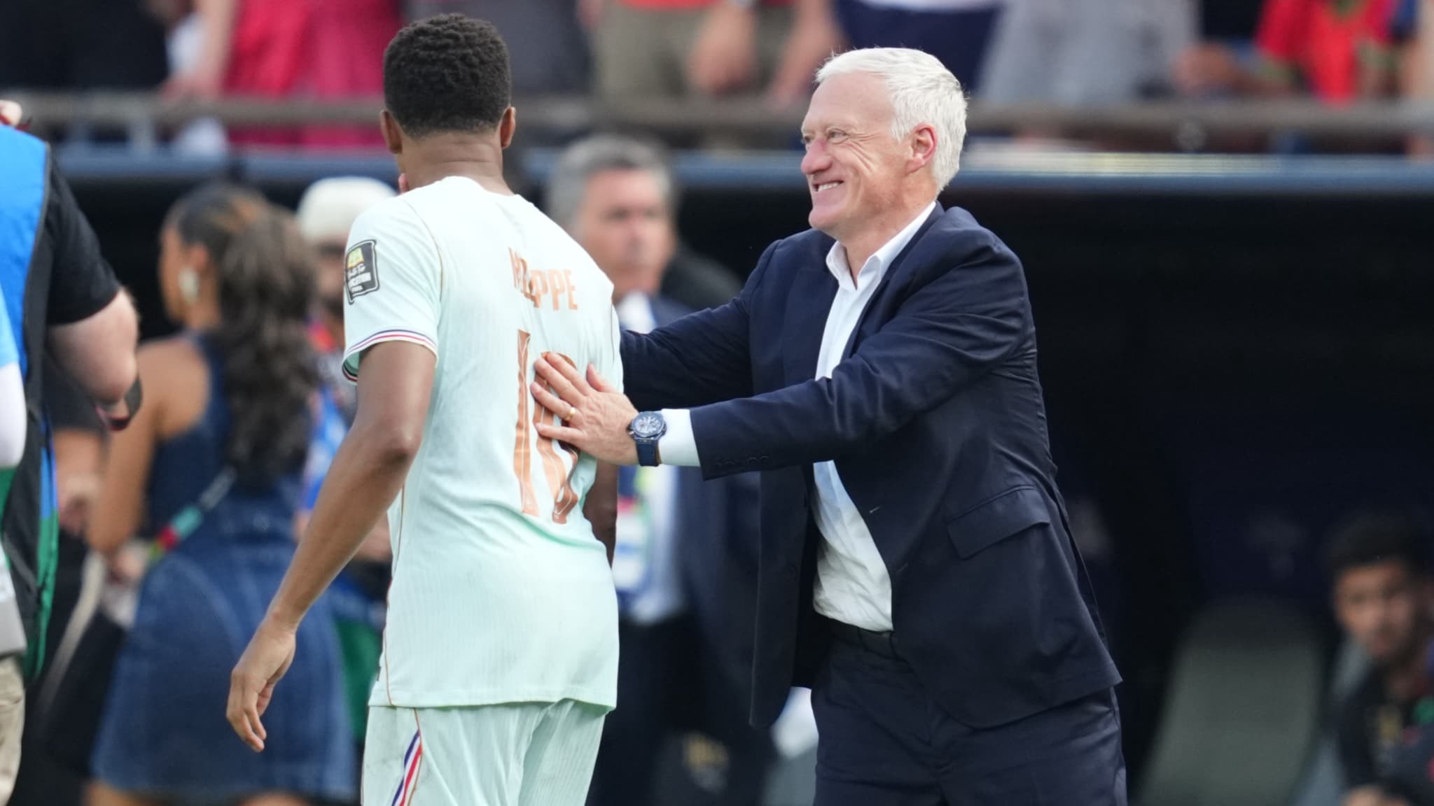 Kylian Mbappé, un capitaine contesté mais salué par Deschamps
